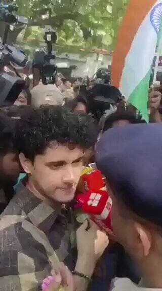 कॉकरोच जनता पार्टी के प्रवक्ता का संदेश
🌹 मीडिया को गुलाब भेंट करते हुए पार्टी प्रवक्ता ने कहा, "प्रदर्शन में कोई भी असामाजिक तत्व दिखाई दे तो तुरंत जानकारी दें।"
उन्होंने दावा किया कि प्रदर्शन शांतिपूर्ण और लोकतांत्रिक तरीके से आयोजित किया जा रहा है।
#CockroachJantaParty #CJP https://t.co/vddNClzh29