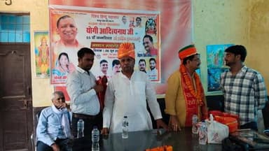 आदित्यनाथ का जन्मदिवस ‘हिंदू स्वाभिमान दिवस’ के रूप में मनाया गया
सिकंदरा, कानपुर देहात। विश्व हिंदू महासंघ के संरक्षक एवं उत्तर प्रदेश के मुख्यमंत्री योगी आदित्यनाथ के जन्मदिवस के अवसर पर विश्व हिंदू महासंघ कानपुर देहात द्वारा जिला अध्यक्ष हरगोविंद सिंह राजावत के नेतृत्व में सिकंदरा नगर पंचायत में भव्य कार्यक्रम आयोजित किया गया। इस अवसर पर मुख्यमंत्री योगी आदित्यनाथ की दीर्घायु, उत्तम स्वास्थ्य एवं यशस्वी नेतृत्व के लिए सामूहिक प्रार्थना की गई।
कार्यक्रम में मुख्य अतिथि के रूप में प्रदेश मंत्री विक्रम सिंह सेंगर तथा प्रदेश कार्यसमिति सदस्य कमलेश तिवारी उपस्थित रहे। प्रदेश मंत्री विक्रम सिंह सेंगर ने कार्यकर्ताओं को संबोधित करते हुए कहा कि प्रदेश अध्यक्ष अमर सिंह गंगवार के निर्देशानुसार विश्व हिंदू महासंघ पूरे उत्तर प्रदेश में मुख्यमंत्री योगी आदित्यनाथ के जन्मदिवस को ‘हिंदू स्वाभिमान दिवस’ के रूप में मना रहा है। इसके अंतर्गत प्रदेशभर में सप्ताहव्यापी विभिन्न कार्यक्रम आयोजित किए जा रहे हैं।
इस दौरान सिकंदरा नगर पंचायत में अतिथियों का पटका पहनाकर भव्य स्वागत किया गया। वक्ताओं ने मुख्यमंत्री योगी आदित्यनाथ के नेतृत्व में प्रदेश में हुए विकास कार्यों, सुशासन एवं जनकल्याणकारी योजनाओं की सराहना की। कार्यक्रम के अंत में उपस्थित सभी पदाधिकारियों, कार्यकर्ताओं एवं नागरिकों का आभार व्यक्त किया गया।
कार्यक्रम में प्रदेश मंत्री विक्रम सिंह सेंगर, प्रदेश कार्यसमिति सदस्य कमलेश तिवारी, जिला अध्यक्ष हरगोविंद सिंह राजावत, नगर पंचायत अध्यक्ष प्रतिनिधि पंकज पाल, जिला महामंत्री कुलदीप कुमार, जिला उपाध्यक्ष नरेंद्र सिंह, राघवेंद्र सिंह, पंकज सिंह, वरिष्ठ जिला उपाध्यक्ष भानु प्रताप सिंह राठौर, जिला संगठन मंत्री रोहित तिवारी, मीडिया प्रभारी मोहित दीक्षित, तहसील अध्यक्ष प्रयाग नारायण राजपूत सहित विश्व हिंदू महासंघ के अनेक पदाधिकारी, कार्यकर्ता एवं बड़ी संख्या में स्थानीय नागरिक उपस्थित रहे।