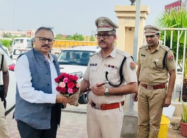 श्रीमान महानिदेशक पुलिस राजस्थान जयपुर का जिला पुलिस अधीक्षक ब्यावर द्वारा औपचारिक स्वागत किया गया एवं पुलिस व्यवस्था, कानून-व्यवस्था की स्थिति एवं विभिन्न प्रशासनिक विषयों पर चर्चा की।
@PoliceRajasthan
@IgpAjmer https://t.co/lRHigFxMWI