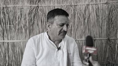 अरावली की गोद में गूंजे वैदिक मंत्र, 15 दिवसीय शिविर संपन्न
.
चारभुजा क्षेत्र के कसार गुरुकुल में आयोजित 15 दिवसीय वैदिक संस्कार शिविर का भव्य समापन हुआ। इस अवसर पर 31 विद्वानों का सम्मान किया गया और बड़ी संख्या में संत, विद्वान व श्रद्धालु मौजूद रहे।
समापन समारोह में विधायक सुरेंद्रसिंह राठौड़ ने कहा कि भले ही कुंभलगढ़ कभी किला नहीं रहा हो, लेकिन मारवाड़ क्षेत्र के विद्वान ब्राह्मणों ने इसे ज्ञान की नगरी बनाने में महत्वपूर्ण भूमिका निभाई है। उन्होंने गुरुकुल में जल्द वेद विद्यालय और ज्योतिष कार्यालय शुरू कराने का भरोसा भी दिलाया। कार्यक्रम की शुरुआत मंगलाचरण और दीप प्रज्वलन के साथ हुई। विद्यार्थियों ने वैदिक मंत्रोच्चार, स्वर पाठ और सांस्कृतिक प्रस्तुतियां देकर सभी का मन मोह लिया।
समारोह में विभिन्न क्षेत्रों से पहुंचे संतों, विद्वानों और अतिथियों का सम्मान किया गया। वहीं संस्था से जुड़े 31 विद्वानों को प्रशस्ति पत्र देकर सम्मानित किया गया।
आयोजकों ने बताया कि गुरुकुल में बच्चों को वैदिक संस्कारों, शास्त्र अध्ययन और भारतीय संस्कृति की शिक्षा दी जा रही है, जिससे समाज में सकारात्मक परिवर्तन का संदेश पहुंच रहा है। 15 दिवसीय शिविर के सफल समापन के साथ ही पूरे क्षेत्र में उत्साह का माहौल रहा और श्रद्धालुओं ने इसे भारतीय संस्कृति व वैदिक परंपरा को मजबूत करने की दिशा में महत्वपूर्ण पहल बताया।
.
#Rajsamandnews #Kasar #Gurukul #Jaivardhannews