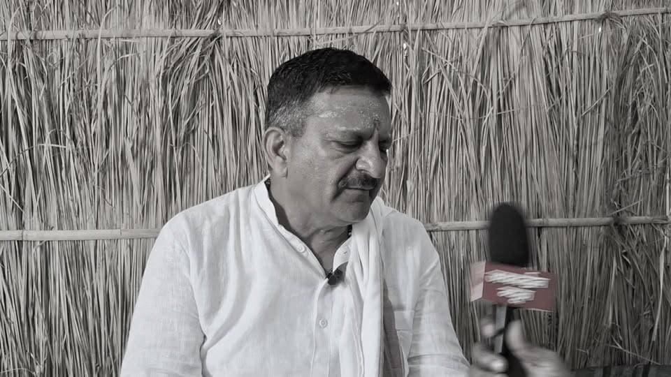 अरावली की गोद में गूंजे वैदिक मंत्र, 15 दिवसीय शिविर संपन्न
.
चारभुजा क्षेत्र के कसार गुरुकुल में आयोजित 15 दिवसीय वैदिक संस्कार शिविर का भव्य समापन हुआ। इस अवसर पर 31 विद्वानों का सम्मान किया गया और बड़ी संख्या में संत, विद्वान व श्रद्धालु मौजूद रहे।
समापन समारोह में विधायक सुरेंद्रसिंह राठौड़ ने कहा कि भले ही कुंभलगढ़ कभी किला नहीं रहा हो, लेकिन मारवाड़ क्षेत्र के विद्वान ब्राह्मणों ने इसे ज्ञान की नगरी बनाने में महत्वपूर्ण भूमिका निभाई है। उन्होंने गुरुकुल में जल्द वेद विद्यालय और ज्योतिष कार्यालय शुरू कराने का भरोसा भी दिलाया। कार्यक्रम की शुरुआत मंगलाचरण और दीप प्रज्वलन के साथ हुई। विद्यार्थियों ने वैदिक मंत्रोच्चार, स्वर पाठ और सांस्कृतिक प्रस्तुतियां देकर सभी का मन मोह लिया।
समारोह में विभिन्न क्षेत्रों से पहुंचे संतों, विद्वानों और अतिथियों का सम्मान किया गया। वहीं संस्था से जुड़े 31 विद्वानों को प्रशस्ति पत्र देकर सम्मानित किया गया।
आयोजकों ने बताया कि गुरुकुल में बच्चों को वैदिक संस्कारों, शास्त्र अध्ययन और भारतीय संस्कृति की शिक्षा दी जा रही है, जिससे समाज में सकारात्मक परिवर्तन का संदेश पहुंच रहा है। 15 दिवसीय शिविर के सफल समापन के साथ ही पूरे क्षेत्र में उत्साह का माहौल रहा और श्रद्धालुओं ने इसे भारतीय संस्कृति व वैदिक परंपरा को मजबूत करने की दिशा में महत्वपूर्ण पहल बताया।
.
#Rajsamandnews #Kasar #Gurukul #Jaivardhannews