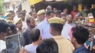 🚨 बलरामपुर में चर्चित धनराज मौर्य हत्याकांड 🚨
📍 अहरौला, उतरौला तहसील (बलरामपुर)
चर्चित धनराज मौर्य हत्याकांड में उस समय नया मोड़ आ गया, जब मृतक के परिजनों ने प्रशासन द्वारा दी जा रही सहायता राशि लेने से साफ इंकार कर दिया। परिजनों को मनाने के लिए घंटों तक मान-मनौव्वल का दौर चलता रहा, लेकिन परिवार अपनी मांगों पर अड़ा रहा।
परिजनों की मुख्य मांग आरोपियों के खिलाफ कड़ी कार्रवाई और इनकाउंटर किए जाने की बताई जा रही है। घटना को लेकर गांव में भारी आक्रोश और तनाव का माहौल बना हुआ है।
मौके पर जिलाधिकारी एवं पुलिस अधीक्षक स्वयं मौजूद रहे। स्थिति को देखते हुए भारी संख्या में पुलिस बल तैनात किया गया है। प्रशासन लगातार परिजनों को समझाने और स्थिति सामान्य बनाए रखने का प्रयास कर रहा है।
फिलहाल सातों आरोपी जेल में है और उन पर गैंगस्टर एक्ट की कार्यवाही बलरामपुर पुलिस द्वारा करने की तैयारी की जा रही है।
📢 पूरे जिले की निगाहें अब इस मामले में प्रशासन की अगली कार्रवाई पर टिकी हैं।
#Balrampur #DhanrajMaurya #MurderCase #Ahraula #Utraula #BreakingNews #UPNews #BalrampurPolice #Justice #TrendingNews #highlight #upnewsउत्तरप्रदेशबलरामपुर