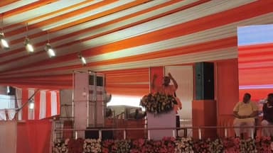 🔹 "दंगामुक्त उत्तर प्रदेश ही विकास और सुशासन की पहचान" — मुख्यमंत्री योगी आदित्यनाथ
📍 बलरामपुर में जनसभा को संबोधित करते हुए मुख्यमंत्री ने कहा कि आज उत्तर प्रदेश विकास, सुरक्षा और सुशासन के नए युग में प्रवेश कर चुका है।
🗣️ उन्होंने कहा कि वर्ष 2017 से पहले बलरामपुर सहित प्रदेश के कई जिलों की पहचान दंगों और माफियाओं से होती थी। दुर्गा पूजा जैसे पर्वों पर पचपेड़वा, गैसड़ी, बलरामपुर और उतरौला क्षेत्रों में तनाव की स्थिति बन जाती थी, लेकिन आज प्रदेश के 75 जनपद, 350 तहसीलें और 57 हजार से अधिक ग्राम पंचायतें दंगामुक्त हैं।
✅ बेहतर कानून व्यवस्था ने विकास को नई गति दी है।
✅ निवेश, रोजगार और जनकल्याण योजनाओं का लाभ अंतिम व्यक्ति तक पहुंच रहा है।
✅ सुरक्षित वातावरण ही समृद्ध उत्तर प्रदेश की नींव है।
#YogiAdityanath #Balrampur #UttarPradesh #GoodGovernance #Development #LawAndOrder #BalrampurNews #UPNews #DoubleEngineSarkar #Tulsipur #Gaisari #Utraula #upnewsउत्तरप्रदेशबलरामपुर