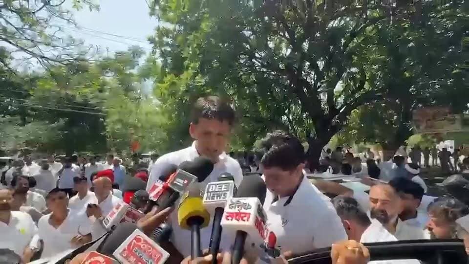 पिछले 12 वर्षों से जब से बीजेपी सरकार आई है, देश के युवाओं के साथ लगातार छल हो रहा है। हर तरफ बस पेपर लीक की खबरें हैं और सरकार की कोई जवाबदेही नहीं है।
यह कैसी सरकार है जहाँ 'खर्चा करो और पर्चा आउट कराओ' का खेल चल रहा है? युवाओं के भविष्य से खिलवाड़ करने वाले शिक्षा मंत्री धर्मेंद्र प्रधान को तुरंत अपने पद से इस्तीफा देना चाहिए।
शांतिपूर्ण प्रदर्शन कर रहे युवा कांग्रेस के साथियों पर इस तरह पानी की बौछारें छोड़ी गईं जैसे कोई अपराध हमने किया हो। पुलिस की लाठियाँ और बौछारें हमारा हौसला नहीं तोड़ सकतीं। हम संविधान और कानून को मानने वाले लोग हैं, एक इंच भी पीछे नहीं हटेंगे।
कुरुक्षेत्र की इस पावन और ऐतिहासिक रणभूमि पर न्याय की हुंकार भरने के बाद, अब अगली लड़ाई 12 तारीख को पानीपत की रणभूमि में होगी। जब तक हरियाणा और देश के युवाओं को न्याय नहीं मिल जाता, सड़क से संसद तक यह जंग जारी रहेगी।
आज कुरुक्षेत्र में।
#hindustankisham