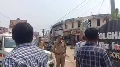 गोरखपुर में धर्मेंद्र प्रधान के पुतले के साथ विरोध करने वाले छात्रों को पुलिस मारते हुए गाली देते हुए ले गई
आज ही हाईकोर्ट ने कहा कि यूपी पुलिस संविधान के प्रति वफादार नहीं है ये राजनीतिक आकाओं को ख़ुश करने के लिए काम करती है
यूपी पुलिस पूरी तरह तानाशाह हो चुकी है
#hindustankisham