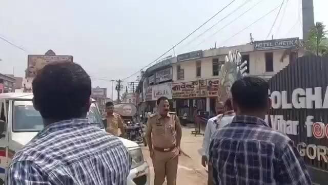 गोरखपुर में धर्मेंद्र प्रधान के पुतले के साथ विरोध करने वाले छात्रों को पुलिस मारते हुए गाली देते हुए ले गई
आज ही हाईकोर्ट ने कहा कि यूपी पुलिस संविधान के प्रति वफादार नहीं है ये राजनीतिक आकाओं को ख़ुश करने के लिए काम करती है
यूपी पुलिस पूरी तरह तानाशाह हो चुकी है
#hindustankisham