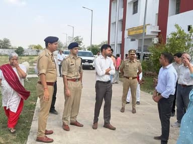 पुलिस भर्ती परीक्षा को लेकर डीएम-एसपी ने किया परीक्षा केंद्र का निरीक्षण
सुमेरपुर हमीरपुर - उत्तर प्रदेश पुलिस भर्ती एवं प्रोन्नति बोर्ड द्वारा आयोजित होने वाली आगामी आरक्षी नागरिक पुलिस एवं समकक्ष पदों की भर्ती परीक्षा को सकुशल, निष्पक्ष एवं नकलविहीन ढंग से संपन्न कराने के लिए शनिवार को जिलाधिकारी एवं पुलिस अधीक्षक ने राजकीय इंटर कॉलेज, सुमेरपुर स्थित परीक्षा केंद्र का निरीक्षण किया।निरीक्षण के दौरान अधिकारियों ने अभ्यर्थियों की प्रवेश एवं निकास व्यवस्था, सीसीटीवी कैमरों की कार्यशीलता, कंट्रोल रूम, स्ट्रांग रूम, विद्युत आपूर्ति, पेयजल, शौचालय सहित अन्य आवश्यक सुविधाओं और सुरक्षा व्यवस्थाओं का जायजा लिया। जिलाधिकारी एवं पुलिस अधीक्षक ने संबंधित अधिकारियों को निर्देशित किया कि भर्ती परीक्षा को पूरी पारदर्शिता और निष्पक्षता के साथ संपन्न कराया जाए तथा शासन एवं भर्ती बोर्ड द्वारा जारी सभी दिशा-निर्देशों का अक्षरशः पालन सुनिश्चित किया जाए। उन्होंने स्पष्ट किया कि नकल, अनुचित साधनों के प्रयोग अथवा परीक्षा की शुचिता प्रभावित करने वाले किसी भी कृत्य पर कड़ी कार्रवाई की जाएगी। पुलिस अधीक्षक ने परीक्षा केंद्रों पर पर्याप्त पुलिस बल की तैनाती, संदिग्ध व्यक्तियों एवं गतिविधियों पर सतत निगरानी, अभ्यर्थियों की सघन जांच तथा सुचारु यातायात व्यवस्था बनाए रखने के निर्देश दिए। साथ ही परीक्षा केंद्रों में प्रतिबंधित एवं इलेक्ट्रॉनिक सामग्री के प्रवेश को रोकने के लिए विशेष सतर्कता बरतने को कहा।जनपद प्रशासन एवं पुलिस द्वारा भर्ती परीक्षा को शांतिपूर्ण, निष्पक्ष और नकलविहीन वातावरण में संपन्न कराने के लिए सभी आवश्यक तैयारियां पूरी की जा रही हैं। निरीक्षण के दौरान अन्य संबंधित अधिकारी एवं कर्मचारी भी उपस्थित रहे।