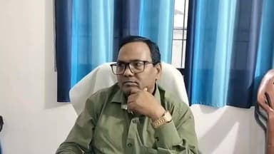 औरंगाबाद में एनएच-139: दोमुहान बटाने नदी पर 20 जून के बाद बनेगा डायवर्जन।
दो माह में तैयार होने की उम्मीद, 4.56 करोड़ की लागत से होगा निर्माण।
भारी वाहनों पर रोक से परेशानी, NH 139 संघर्ष समिति 8 जून को करेगी धरना।
#Aurangabad #NH139 #DomuhanBatane #Diversion #BiharJharkhand #RoadNews #Kutumba #BridgeDamage #HeavyVehiclesBan #NH139SangharshSamiti
*औरंगाबाद 06 जून 2026*
बिहार से झारखंड को जोड़ने वाले एनएच-139 पर दोमुहान बटाने नदी का पुल क्षतिग्रस्त होने से यातायात ठप है। अब इसके पास 4 करोड़ 56 लाख रुपये की लागत से डायवर्जन बनाया जाएगा। दो माह में डायवर्जन तैयार होने की उम्मीद है।
*1. क्यों पड़ी जरूरत:*
औरंगाबाद-हरिहरगंज एनएच-139 पर स्थित यह पुल क्षतिग्रस्त होने के बाद औरंगाबाद जिला प्रशासन ने पिछले दो सप्ताह से ज्यादा समय से बड़ी माल और सवारी गाड़ियों के साथ भारी वाहनों के परिचालन पर रोक लगा दी है। वैकल्पिक मार्गों से यात्रियों को काफी परेशानी हो रही है।
*2. कब तक बनेगा डायवर्जन:*
एनएचएआई के कार्यपालक अभियंता तुलसी प्रसाद ने बताया कि शुक्रवार को विभागीय वेबसाइट पर निविदा प्रकाशित कर दी गई है। 6 जून से एक सप्ताह तक संवेदकों द्वारा टेंडर डाले जाएंगे, 13 जून को निविदा खोली जाएगी। टेंडर प्रक्रिया पूरी होते ही 20 जून से निर्माण शुरू होगा। मौसम अनुकूल रहने पर दो माह में डायवर्जन तैयार हो जाएगा।
*3. कैसे बनेगा डायवर्जन:*
निर्माण के दौरान नदी में जल निकासी की समुचित व्यवस्था की जाएगी। बड़े आकार के ह्यूम पाइप लगाए जाएंगे और उनके ऊपर कंक्रीट की ढलाई होगी, ताकि पानी का प्रवाह बाधित न हो। इंजीनियर ने बताया कि यह डायवर्जन बाढ़ की स्थिति में भी सुरक्षित रहेगा और क्षतिग्रस्त होने की संभावना कम होगी।
*4. क्यों है महत्वपूर्ण:*
एनएच-139 बिहार और झारखंड के बीच एक महत्वपूर्ण संपर्क मार्ग है। इस सड़क से प्रतिदिन बिहार-झारखंड के अलावा उत्तर मध्य प्रदेश, छत्तीसगढ़, ओडिशा समेत कई राज्यों के यात्री और मालवाहक वाहन गुजरते हैं।
*5. लोगों का आंदोलन:*
उल्लेखनीय है कि औरंगाबाद में इस सड़क का फोरलेन बनाने और इस पुल पर जल्द डायवर्जन बनाने के लिए NH 139 संघर्ष समिति बनाई गई है। समिति द्वारा 8 जून को एक दिन का धरना-प्रदर्शन रखा गया है।