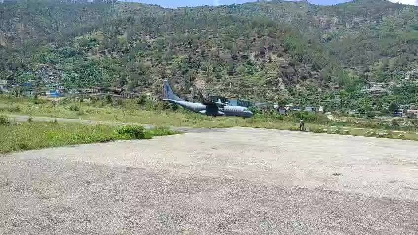 ✈️ चिन्यालीसौड़ हवाई अड्डे पर वायुसेना का अभ्यास
सामरिक दृष्टि से महत्वपूर्ण चिन्यालीसौड़ हवाई अड्डे पर भारतीय वायुसेना का अभ्यास दूसरे दिन भी जारी रहा। शनिवार को वायुसेना के आधुनिक बहुउद्देशीय सैन्य परिवहन विमान C-295 ने सफलतापूर्वक लैंडिंग और टेकऑफ का अभ्यास किया।
इससे एक दिन पहले आगरा एयरबेस से पहुंचे वायुसेना के विशाल मालवाहक विमान C-130J Super Hercules ने भी हवाई अड्डे पर दो बार सफल लैंडिंग और टेकऑफ कर अपनी क्षमता का प्रदर्शन किया था।
लगातार दूसरे दिन बड़े सैन्य विमानों के सफल संचालन ने चिन्यालीसौड़ हवाई अड्डे की सामरिक उपयोगिता और आपात परिस्थितियों में इसकी अहम भूमिका को एक बार फिर साबित कर दिया है।
🇮🇳 उत्तराखंड के लिए यह उपलब्धि रक्षा तैयारियों और क्षेत्रीय कनेक्टिविटी दोनों दृष्टियों से महत्वपूर्ण मानी जा रही है।
#Chinyalisaur #Uttarkashi #Uttarakhand #IndianAirForce #C295 #Hercules #C130J #MilitaryAircraft #DefenceNews #AirForceExercise #StrategicAirstrip #Aviation #IndianMilitary #UttarakhandNews #BreakingNews #RoundTheWatchNews #India #IAF #Airbase #DefenseUpdates ✈️🇮🇳