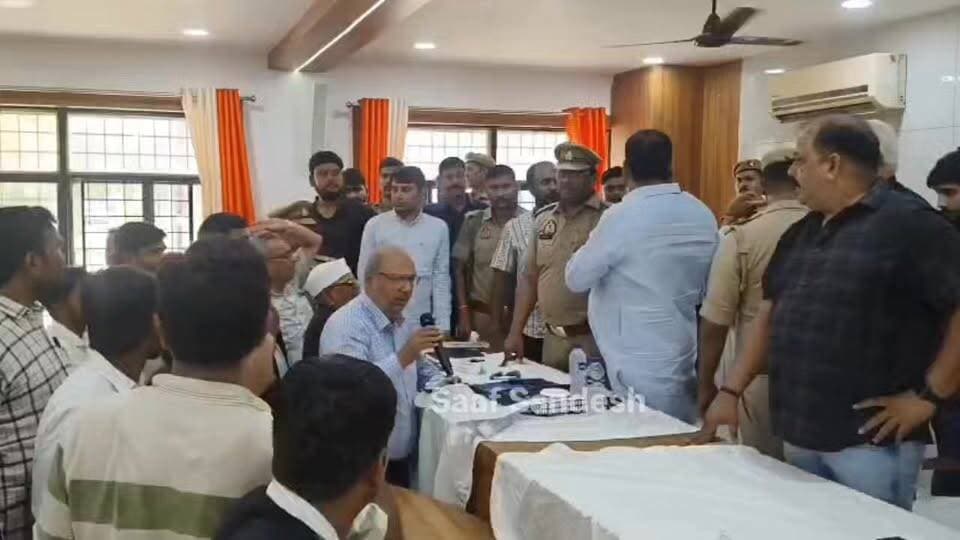 तहसील समाधान दिवस में अधिवक्ताओं का हंगामा, विधायक के हस्तक्षेप से शांत हुआ विवाद!
#खलीलाबाद , #संतकबीरनगर)। खलीलाबाद तहसील में आयोजित संपूर्ण समाधान दिवस के दौरान अधिवक्ताओं और अधिकारियों के बीच तीखी नोकझोंक हो गई। कचहरी परिसर की विभिन्न समस्याओं को लेकर नाराज अधिवक्ताओं ने तहसील के मुख्य गेट पर ताला लगाकर विरोध प्रदर्शन किया और समाधान दिवस स्थल पर पहुंचकर हंगामा शुरू कर दिया।
उस समय मुख्य विकास अधिकारी (सीडीओ) समेत अन्य अधिकारी जनसुनवाई कर रहे थे। अधिवक्ताओं ने कचहरी परिसर से जुड़ी समस्याओं के समाधान की मांग करते हुए अधिकारियों के सामने अपना विरोध दर्ज कराया।
सूचना मिलने पर सदर विधायक अंकुर राज तिवारी मौके पर पहुंचे और अधिवक्ताओं से वार्ता की। उन्होंने उनकी समस्याएं सुनने के बाद संबंधित अधिकारियों को शीघ्र समाधान सुनिश्चित करने के निर्देश दिए। विधायक की मध्यस्थता के बाद मामला शांत हो गया और अधिवक्ता शांतिपूर्वक लौट गए। इसके बाद संपूर्ण समाधान दिवस की कार्यवाही सामान्य रूप से शुरू हो सकी।
#BreakingNews #UttarPradesh #santkabirnagar