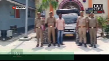 🚨 **बलिया में उभांव पुलिस की बड़ी कार्रवाई!**
🚓 **डीजे चोर सहित 03 अभियुक्त गिरफ्तार, चोरी का शत-प्रतिशत सामान बरामद**
एसपी श्री ओमवीर सिंह के सख्त निर्देशन में अपराध एवं अपराधियों के खिलाफ चलाये जा रहे अभियान के तहत थाना उभांव पुलिस ने दो अलग-अलग मामलों में शानदार सफलता हासिल की है:
🔹 **पहला मामला (शातिर डीजे चोर गिरफ्तार):**
फर्जी नाम बताकर धोखाधड़ी से डीजे का पूरा सेटअप बुक कर चोरी करने वाले शातिर चोर 'शिवा कुमार' को पुलिस ने धर दबोचा है। अभियुक्त के पास से चोरी का 100% सामान (बेस, टॉप, ट्वीटर, स्टेबलाइजर) और घटना में इस्तेमाल की गई मैजिक गाड़ी (UP32DN0664) बरामद कर ली गई है।
🔹 **दूसरा मामला (14 साल पुराने वारंटी गिरफ्तार):**
वर्ष 2012 के एक पुराने मामले में न्यायालय द्वारा जारी गैर-जमानती वारंट के आधार पर पुलिस ने 2 फरार वारंटियों (संजय यादव और राधेश्याम यादव) को उनके घर ससनाबहादुरपुर से गिरफ्तार कर लिया है।
सभी अभियुक्तों को गिरफ्तार कर न्यायालय भेज दिया गया है। बलिया पुलिस अपराध मुक्त समाज के लिए पूरी तरह मुस्तैद और संकल्पित है! 💪🚔
#BalliaPolice #UPPolice #CrimeControl #UbhaonPolice #BalliaNews #ZeroTolerance #ActionAgainstCrime #PoliceAction