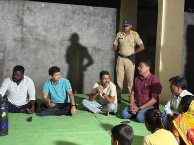 तुळजापूर तालुक्यात जिल्हाधिकाऱ्यांचा मुक्कामी दौरा; तीर्थ बुद्रुकमध्ये विकासाचा थेट संवाद, स्वच्छता आणि वृक्षारोपण उपक्रम
प्रतिनिधी : जुबेर शेख
तुळजापूर – प्रशासन आणि नागरिक यांच्यातील दरी कमी करून शासनाच्या योजना प्रभावीपणे तळागाळापर्यंत पोहोचविण्याच्या उद्देशाने जिल्हाधिकारी कीर्ती कुमार पुजार यांनी तुळजापूर तालुक्यातील तीर्थ बुद्रुक येथे मुक्कामी दौरा केला. या दौऱ्यादरम्यान त्यांनी ग्रामस्थांशी थेट संवाद साधून त्यांच्या समस्या, अपेक्षा आणि विकासविषयक गरजा जाणून घेतल्या.
दि. ५ जून रोजी सायंकाळी तीर्थ बुद्रुक येथे दाखल झाल्यानंतर जिल्हाधिकारी पुजार यांनी गावात मुक्काम केला. त्यांच्या सोबत तहसीलदार, गटविकास अधिकारी तसेच विविध विभागांचे अधिकारी आणि कर्मचारी उपस्थित होते. या दौऱ्याचा उद्देश केवळ शासकीय कामकाजाची पाहणी नसून, गावाच्या विकासासाठी नागरिकांच्या सहभागातून ठोस दिशा निश्चित करणे हा होता.
ग्रामस्थांशी संवाद साधताना जिल्हाधिकाऱ्यांनी वैयक्तिक लाभाच्या शासकीय योजनांच्या अंमलबजावणीतील अडचणी, मूलभूत सुविधांची उपलब्धता, पाणीपुरवठा, रस्ते, स्वच्छता, शेतीसंबंधी प्रश्न तसेच विविध विकासकामांबाबत सविस्तर चर्चा केली. नागरिकांनी मांडलेल्या समस्या आणि सूचनांची प्रशासनाने गांभीर्याने नोंद घेतली.
या बैठकीत गावाच्या सर्वांगीण विकासासाठी दीर्घकालीन आणि वास्तवदर्शी विकास आराखडा तयार करण्यावर भर देण्यात आला. ग्रामस्थांच्या सक्रिय सहभागातून विकास नियोजन अधिक प्रभावी होईल, असा विश्वास जिल्हाधिकाऱ्यांनी व्यक्त केला.
दौऱ्याच्या दुसऱ्या दिवशी सकाळी जिल्हाधिकारी कीर्ती कुमार पुजार यांच्या उपस्थितीत गावात विशेष स्वच्छता मोहीम राबविण्यात आली. सकाळी ७ ते ८.३० या वेळेत अधिकारी, कर्मचारी आणि ग्रामस्थांनी एकत्रितपणे गाव परिसराची स्वच्छता करून स्वच्छतेचा संदेश दिला. या उपक्रमाला ग्रामस्थांचा उत्स्फूर्त प्रतिसाद मिळाला.
यानंतर जिल्हाधिकाऱ्यांनी शिवार फेरी काढून शेती क्षेत्रातील परिस्थितीचा आढावा घेतला. शेतकऱ्यांशी संवाद साधत त्यांच्या अडचणी जाणून घेतल्या. तसेच पर्यावरण संवर्धनासाठी "एक पेड माँ के नाम" या उपक्रमांतर्गत वृक्षारोपण करण्यात आले. या उपक्रमातून पर्यावरण संरक्षणाचा संदेश देण्यात आला तसेच अधिकाधिक वृक्ष लागवडीचे आवाहन करण्यात आले.
जिल्हाधिकाऱ्यांचा हा मुक्कामी दौरा गावकऱ्यांसाठी विशेष ठरला. प्रशासन थेट गावाच्या दारात येऊन नागरिकांच्या समस्या ऐकत असल्याने ग्रामस्थांनी समाधान व्यक्त केले. या दौऱ्यामुळे प्रशासनाविषयीचा विश्वास अधिक दृढ झाला असून गावाच्या विकासासाठी सकारात्मक वातावरण निर्माण झाल्याची भावना नागरिकांनी व्यक्त केली.
"प्रशासन गावाच्या दारी" या संकल्पनेला मूर्त स्वरूप देणारा हा दौरा तीर्थ बुद्रुकच्या विकासासाठी नवी दिशा देणारा ठरल्याची चर्चा गावात होत आहे.
#तुळजापूर
#तीर्थबुद्रुक
#जिल्हाधिकारीदौरा
#कीर्तीकुमारपुजार
#धाराशिव
#ग्रामीणविकास
#प्रशासनगावाच्यादारी
#स्वच्छतामोहीम
#एकपेडमाँकेनाम
#वृक्षारोपण
#ग्रामविकास
#लोकसहभाग
#शासकीययोजना
#शिवारफेरी
#MaharashtraNews
#Tuljapur
#Dharashiv
#RuralDevelopment
#VeerMaharashtraNews
#NextFrameNews