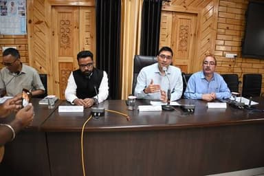 उपायुक्त मुकेश रेपसवाल ने नवनिर्वाचित जिला परिषद सदस्यों को दिलाई शपथ, जनसेवा व विकास को प्राथमिकता देने का आह्वान
चम्बा, 6 जून। जिला चम्बा के नवनिर्वाचित जिला परिषद सदस्यों के लिए शनिवार को बचत भवन चम्बा में शपथ ग्रहण समारोह का आयोजन किया गया। कार्यक्रम में उपायुक्त मुकेश रेपसवाल ने जिले के सभी 18 जिला परिषद वार्डों से निर्वाचित सदस्यों को संविधान के प्रति सच्ची श्रद्धा, निष्ठा तथा अपने कर्तव्यों के निर्वहन की शपथ दिलाई।
शपथ ग्रहण समारोह में जिले के सभी नवनिर्वाचित जिला परिषद सदस्यों ने भाग लिया और लोकतांत्रिक मूल्यों के प्रति अपनी प्रतिबद्धता व्यक्त की। इस अवसर पर उपायुक्त ने सभी निर्वाचित प्रतिनिधियों को बधाई देते हुए उनके सफल कार्यकाल की शुभकामनाएं दीं।
अपने संबोधन में उपायुक्त मुकेश रेपसवाल ने कहा कि जनप्रतिनिधियों की सबसे बड़ी जिम्मेदारी जनता की अपेक्षाओं पर खरा उतरना और अपने-अपने क्षेत्रों के समग्र विकास को सुनिश्चित करना है। उन्होंने कहा कि विकास कार्यों को पारदर्शिता और ईमानदारी के साथ पूरा करते हुए सरकारी धन का सदुपयोग सुनिश्चित करना प्रत्येक जनप्रतिनिधि का नैतिक एवं प्रशासनिक दायित्व है।
उन्होंने नवनिर्वाचित सदस्यों से नशा मुक्त समाज के निर्माण में सक्रिय भूमिका निभाने का आह्वान करते हुए कहा कि सरकार और प्रशासन द्वारा चलाए जा रहे नशा विरोधी अभियानों को जन-जन तक पहुंचाने में जनप्रतिनिधियों का सहयोग अत्यंत महत्वपूर्ण है। इसके साथ ही उन्होंने आगामी जनगणना कार्यों में भी पूर्ण सहयोग देने की अपील की।
कार्यक्रम के दौरान कई वरिष्ठ एवं अनुभवी जिला परिषद सदस्यों के साथ-साथ पहली बार निर्वाचित युवा प्रतिनिधियों ने भी अपने विचार साझा किए। उन्होंने अपने क्षेत्रों में विकास की प्राथमिकताओं, जनता की अपेक्षाओं तथा भविष्य की चुनौतियों पर चर्चा करते हुए जनहित में कार्य करने का संकल्प व्यक्त किया।
जिला परिषद के नवगठित सदन में कुल 18 सदस्य शामिल हैं, जिनमें 11 पुरुष और 7 महिला सदस्य हैं। विकासखंड भरमौर के गैहरा वार्ड से निर्वाचित 25 वर्षीय सुनील दत्त शर्मा सबसे युवा पुरुष जिला परिषद सदस्य बने हैं। वहीं विकासखंड तीसा के चांजू वार्ड से 28 वर्षीय रजनी देवी तथा विकासखंड भटियात के कथेट वार्ड से निर्वाचित दिव्या ज्योति वर्मा सबसे युवा महिला सदस्यों में शामिल हैं। दूसरी ओर विकासखंड भरमौर के भरमौर वार्ड से निर्वाचित 75 वर्षीय लीला देवी जिला परिषद की सर्वाधिक आयु की सदस्य हैं।
समारोह में अतिरिक्त उपायुक्त अमित मेहरा, जिला पंचायत अधिकारी महेश ठाकुर सहित विभिन्न विभागों के अधिकारी एवं कर्मचारी भी उपस्थित रहे। शपथ ग्रहण समारोह के साथ ही जिले में नई जिला परिषद के कार्यकाल का औपचारिक शुभारंभ हो गया है, जिससे ग्रामीण विकास और जनकल्याण से जुड़े कार्यों को नई गति मिलने की उम्मीद है।Hashtags:
#Chamba #ZilaParishad #OathCeremony #MukeshRepswal #LocalGovernance #RuralDevelopment #HimachalPradesh #Democracy #PublicService #DistrictCouncil #GoodGovernance #ChambaNews #HimachalNews #Development #Leadership #PanchayatiRaj #IndiaNews #GrassrootsGovernance #YouthLeadership #PublicAdministration हिम संदेश Pangi Administration DC Chamba