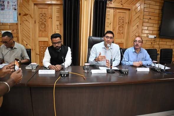 उपायुक्त मुकेश रेपसवाल ने नवनिर्वाचित जिला परिषद सदस्यों को दिलाई शपथ, जनसेवा व विकास को प्राथमिकता देने का आह्वान
चम्बा, 6 जून। जिला चम्बा के नवनिर्वाचित जिला परिषद सदस्यों के लिए शनिवार को बचत भवन चम्बा में शपथ ग्रहण समारोह का आयोजन किया गया। कार्यक्रम में उपायुक्त मुकेश रेपसवाल ने जिले के सभी 18 जिला परिषद वार्डों से निर्वाचित सदस्यों को संविधान के प्रति सच्ची श्रद्धा, निष्ठा तथा अपने कर्तव्यों के निर्वहन की शपथ दिलाई।
शपथ ग्रहण समारोह में जिले के सभी नवनिर्वाचित जिला परिषद सदस्यों ने भाग लिया और लोकतांत्रिक मूल्यों के प्रति अपनी प्रतिबद्धता व्यक्त की। इस अवसर पर उपायुक्त ने सभी निर्वाचित प्रतिनिधियों को बधाई देते हुए उनके सफल कार्यकाल की शुभकामनाएं दीं।
अपने संबोधन में उपायुक्त मुकेश रेपसवाल ने कहा कि जनप्रतिनिधियों की सबसे बड़ी जिम्मेदारी जनता की अपेक्षाओं पर खरा उतरना और अपने-अपने क्षेत्रों के समग्र विकास को सुनिश्चित करना है। उन्होंने कहा कि विकास कार्यों को पारदर्शिता और ईमानदारी के साथ पूरा करते हुए सरकारी धन का सदुपयोग सुनिश्चित करना प्रत्येक जनप्रतिनिधि का नैतिक एवं प्रशासनिक दायित्व है।
उन्होंने नवनिर्वाचित सदस्यों से नशा मुक्त समाज के निर्माण में सक्रिय भूमिका निभाने का आह्वान करते हुए कहा कि सरकार और प्रशासन द्वारा चलाए जा रहे नशा विरोधी अभियानों को जन-जन तक पहुंचाने में जनप्रतिनिधियों का सहयोग अत्यंत महत्वपूर्ण है। इसके साथ ही उन्होंने आगामी जनगणना कार्यों में भी पूर्ण सहयोग देने की अपील की।
कार्यक्रम के दौरान कई वरिष्ठ एवं अनुभवी जिला परिषद सदस्यों के साथ-साथ पहली बार निर्वाचित युवा प्रतिनिधियों ने भी अपने विचार साझा किए। उन्होंने अपने क्षेत्रों में विकास की प्राथमिकताओं, जनता की अपेक्षाओं तथा भविष्य की चुनौतियों पर चर्चा करते हुए जनहित में कार्य करने का संकल्प व्यक्त किया।
जिला परिषद के नवगठित सदन में कुल 18 सदस्य शामिल हैं, जिनमें 11 पुरुष और 7 महिला सदस्य हैं। विकासखंड भरमौर के गैहरा वार्ड से निर्वाचित 25 वर्षीय सुनील दत्त शर्मा सबसे युवा पुरुष जिला परिषद सदस्य बने हैं। वहीं विकासखंड तीसा के चांजू वार्ड से 28 वर्षीय रजनी देवी तथा विकासखंड भटियात के कथेट वार्ड से निर्वाचित दिव्या ज्योति वर्मा सबसे युवा महिला सदस्यों में शामिल हैं। दूसरी ओर विकासखंड भरमौर के भरमौर वार्ड से निर्वाचित 75 वर्षीय लीला देवी जिला परिषद की सर्वाधिक आयु की सदस्य हैं।
समारोह में अतिरिक्त उपायुक्त अमित मेहरा, जिला पंचायत अधिकारी महेश ठाकुर सहित विभिन्न विभागों के अधिकारी एवं कर्मचारी भी उपस्थित रहे। शपथ ग्रहण समारोह के साथ ही जिले में नई जिला परिषद के कार्यकाल का औपचारिक शुभारंभ हो गया है, जिससे ग्रामीण विकास और जनकल्याण से जुड़े कार्यों को नई गति मिलने की उम्मीद है।Hashtags:
#Chamba #ZilaParishad #OathCeremony #MukeshRepswal #LocalGovernance #RuralDevelopment #HimachalPradesh #Democracy #PublicService #DistrictCouncil #GoodGovernance #ChambaNews #HimachalNews #Development #Leadership #PanchayatiRaj #IndiaNews #GrassrootsGovernance #YouthLeadership #PublicAdministration हिम संदेश Pangi Administration DC Chamba
