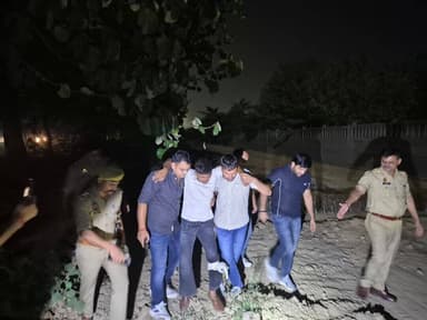 #ग्रेटर_नोएडा: बीटा-2 थाना पुलिस और शातिर बदमाशों के बीच हुई मुठभेड़ में एक बदमाश पैर में गोली लगने से घायल हो गया है, जिसे पुलिस ने गिरफ्तार कर लिया है।
पकड़े गए बदमाश पर लूट और झपटमारी के दो दर्जन (25) से अधिक मुकदमे दर्ज हैं।
@DCPGreaterNoida @noidapolice @Uppolice https://t.co/ymMBpk5ReJ