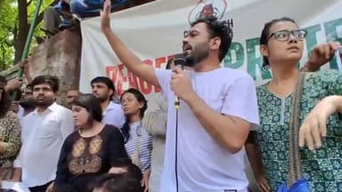 दिल्ली : इस सरकार से कब तक डरकर जिएंगे'
कॉकरोच जनता पार्टी के संस्थापक अभिजीत दीपके ने बड़ा बयान दिया है. उन्होंने कहा मेरी मां को बहुत डर था की मुझे ये सरकार जेल में डाल देगी.इस देश में उस हर मां को ये डर होता है दीपके ने कहा कि इस सरकार से कब तक डर कर जिएंगे @Cockroachisback https://t.co/inSUS1Wsev
