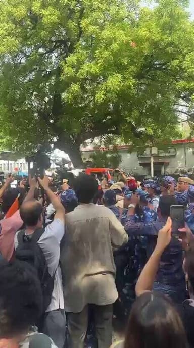 दिल्ली: पार्लियामेंट्री स्ट्रीट पर सुरक्षा का पुख्ता इंतजाम. कॉकरोच जनता पार्टी को प्रदर्शन करने की अनुमति मिल चुकी है. लोगों का जुटना शुरू हो चुका है...
#cocroachjantaparty | Jantar Mantar | @abhijeet_dipke
@CJP_for_India @Cockroachisback @Cockroach4India https://t.co/dqot0E8T6f