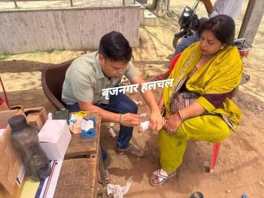 #यात्रियों_की_सेवा___
बृज चौरासी कोस परिक्रमा में बृजनगर चिकित्सक विभाग द्वारा भी कैम्प लगाकर निरंतर यात्रियों को सेवा की जा रही है।
बीसीएमओ डॉ गजेंद्र तंवर के नेतृत्व में चिकित्सा टीम मौजूद।