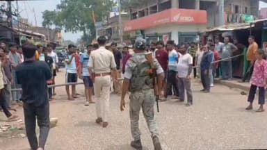 ट्रांसफार्मर जलने से नाराज ग्रामीणों ने DC कोडरमा का काफिला रोका।और सडक जाम की सूचना मिलते ही थाना प्रभारी मौके पर पहुंचे। ग्रामीणों से शांति बनाए रखने की अपील की और समस्या के जल्द समाधान का भरोसा दिलाया।इसके बाद ग्रामीण शांत हुए।
#Satgawan #KodermaPolice #PublicPeace #DCGherao #OnSpotAction