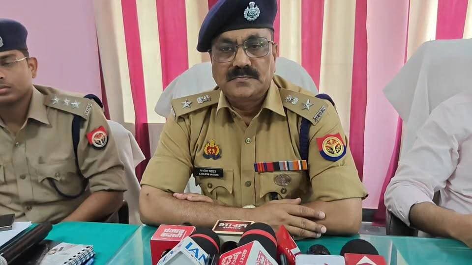 तहसील दिवस में अधिकारियों का जनता से सीधा संवाद, 110 फरियादियों ने रखीं समस्याएं
#DM #SP #तहसीलदिवस #जनता_दरबार #मऊ_न्यूज़