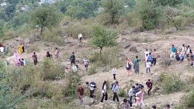 🛕 माँ आदि हिमानी चामुंडा धाम में उमड़ा आस्था का सैलाब, श्रद्धालुओं की भारी भीड़! देखिए काफी श्रद्धालु जाते हुए दर्शन के लिए
#Hashtags:
#AdiHimaniChamunda #ChamundaMata #HimachalNews #DevBhoomiHimachal #Bhakti #MataRani #HimachalPradesh #TempleNews #ReligiousTourism #EkNazarHimachalNews #BreakingNews #ViralVideo #JaiMataDi #NewsUpdate #himachaldarshantour