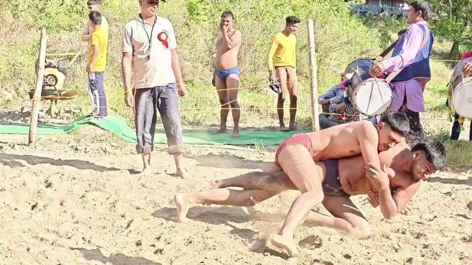 सेराथाना मेले में गूंजा दंगल का दम! 💪
दूर-दूर से पहुंचे कुश्ती के धुरंधरों ने अखाड़े में दिखाया अपना दमखम, दर्शकों ने लिया रोमांचक मुकाबलों का भरपूर आनंद। 🔥🤼♂️
#SerathanaMela #KushtiDangal #WrestlingFight #Pahalwan #HimachalNews #Mela2026 #SportsSpirit #EkNazarHimachalNews #DangalCompetition #ViralNews #KushtiLovers #TraditionalSports #SerathanaFair