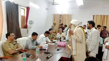 *सम्पूर्ण समाधान दिवस में डीएम ने सुनीं फरियादियों की समस्याएं, त्वरित निस्तारण के दिए निर्देश*
*सम्पूर्ण समाधान दिवस में कुल 161 मामले आए जिसमें 08 मामलों का मौके पर हुआ निस्तारण*
बलिया। तहसील बेल्थरारोड में शनिवार को जिलाधिकारी मंगला प्रसाद सिंह एवं पुलिस अधीक्षक ओमवीर सिंह की अध्यक्षता में सम्पूर्ण समाधान दिवस का आयोजन किया गया। कार्यक्रम में दूर-दराज से आए फरियादियों की समस्याओं को गंभीरता से सुनकर उनके त्वरित निस्तारण के लिए संबंधित अधिकारियों को आवश्यक निर्देश दिए गए। समाधान दिवस के दौरान एक महिला ने वृद्धावस्था पेंशन तीन माह से न मिलने की शिकायत दर्ज कराई। मामले को गंभीरता से लेते हुए जिलाधिकारी ने जिला समाज कल्याण अधिकारी को तत्काल जांच कर पेंशन चालू कराने का निर्देश दिया।
वहीं, हल्दी रामपुर की एक महिला ने शिकायत की कि उसके नाम दर्ज भूमि पर पट्टेदार कब्जा नहीं करने दे रहे हैं। इस पर जिलाधिकारी ने संबंधित लेखपाल को मौके पर जाकर जांच करने तथा दो दिनों के भीतर महिला को भूमि पर कब्जा दिलाने का निर्देश दिया। एक अन्य शिकायत में बताया गया कि खतौनी में जीवित व्यक्ति चंद्रशेखर को मृत घोषित कर उनके स्थान पर अरविंद का नाम दर्ज कर दिया गया है, जबकि अरविंद की मृत्यु हो चुकी है। इस गंभीर त्रुटि पर जिलाधिकारी ने संबंधित लेखपाल को कड़ी फटकार लगाते हुए तत्काल खतौनी में चंद्रशेखर का नाम दर्ज करने के निर्देश दिए। साथ ही चेतावनी दी कि आदेश का पालन न होने पर संबंधित के खिलाफ कठोर कार्रवाई की जाएगी।
सम्पूर्ण समाधान दिवस में भूमि विवाद, भूमि कब्जा, पेंशन सहित विभिन्न मामलों से जुड़ी शिकायतें प्राप्त हुईं। जिलाधिकारी ने अधिकारियों को निर्देशित किया कि सभी शिकायतों का समयबद्ध एवं निष्पक्ष निस्तारण सुनिश्चित किया जाए। उन्होंने कहा कि जो सही है, वही किया जाए और किसी भी प्रकार की अनियमितता बर्दाश्त नहीं की जाएगी। इस सम्पूर्ण समाधान दिवस में कुल 161 जिसमें 08 मामले मौके पर निस्तारण किया गया। डीएम ने विशेष रूप से भूमि विवाद से जुड़े मामलों में राजस्व अधिकारियों को मौके पर जाकर जांच करने तथा समस्याओं का शीघ्र समाधान कराने के निर्देश दिए। साथ ही तहसील में हुई सौंदर्यीकरण का कार्य को उप जिलाधिकारी कक्ष का जिलाधिकारी ने फीता काटकर किया। इस सम्पूर्ण समाधान दिवस में एसडीएम बेल्थरारोड शरद चौधरी, विभिन्न विभागों के अधिकारीगण उपस्थित रहे।