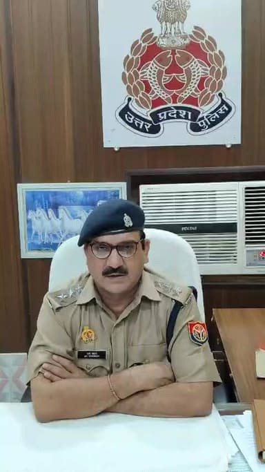 *थाना मनियर जनपद बलिया पुलिस द्वारा आबकारी अधिनियम के तहत बिहार तस्करी के लिए घाघरा नदी किनारे बालू में छिपाई गई 270 पेटी में कुल करीब 2,430 लीटर (कीमत करीब 6,68,250/- रुपये) अवैध "बंटी-बबली" शराब को बरामद किया गया। इस सम्बन्ध में क्षेत्राधिकारी बांसडीह श्री जय शंकर मिश्रा की वीडियों बाइट👇*