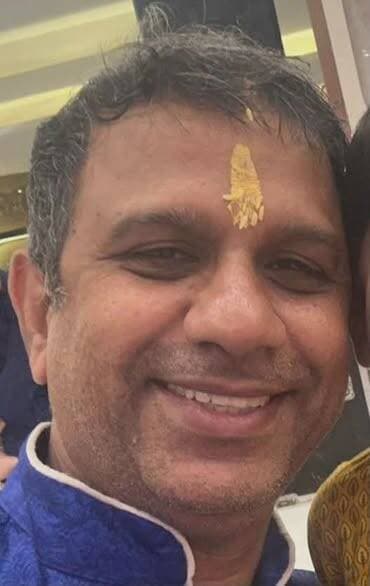 ग्रेटर नोएडा की एरिहंत एम्बर सोसाइटी में रविवार को एक दर्दनाक हादसे में 46 वर्षीय विकास चावला की मौत हो गई। बताया जा रहा है कि विकास चावला अपनी बाइक से सोसाइटी से बाहर निकल रहे थे, तभी अचानक इमारत का प्लास्टर उनके ऊपर आ गिरा। प्लास्टर गिरने से बाइक अनियंत्रित होकर फिसल गई और उनका सिर पास की दीवार से जा टकराया।
हादसे में विकास चावला गंभीर रूप से घायल हो गए। मौके पर मौजूद लोगों ने उन्हें तत्काल अस्पताल पहुंचाया, लेकिन डॉक्टरों ने उन्हें मृत घोषित कर दिया।
घटना के बाद सोसाइटी में हड़कंप मच गया। निवासियों ने बिल्डिंग की सुरक्षा और रखरखाव को लेकर गंभीर सवाल उठाए हैं। सूचना मिलने पर बिसरख थाना पुलिस मौके पर पहुंची और मामले की जांच शुरू कर दी है।
फिलहाल पुलिस हादसे के कारणों की जांच कर रही है और यह पता लगाने का प्रयास किया जा रहा है कि प्लास्टर किस वजह से गिरा। इस दर्दनाक घटना के बाद सोसाइटी के निवासियों में दहशत और नाराजगी का माहौल है।