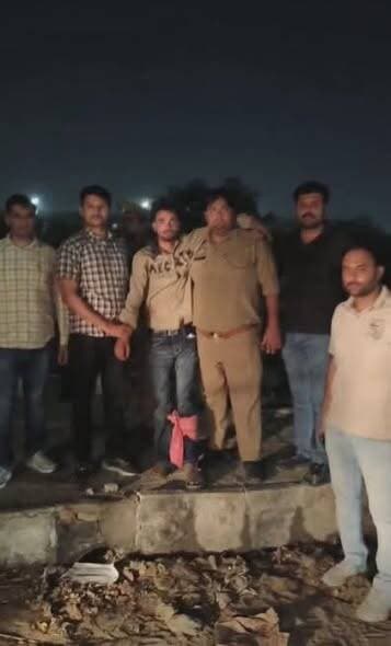 ग्रेटर नोएडा के बिसरख थाना क्षेत्र में पुलिस और एटीएम ठगी करने वाले बदमाशों के बीच मुठभेड़ हुई है। पुलिस की जवाबी कार्रवाई में एक बदमाश पैर में गोली लगने से घायल हो गया, जबकि उसके दो साथियों को भी गिरफ्तार कर लिया गया।
पुलिस के मुताबिक, आरोपी एटीएम मशीन में फेवीक्विक डालकर लोगों के कार्ड फंसा देते थे और खुद को हेल्पलाइन कर्मचारी बताकर पिन नंबर हासिल कर खाते से पैसे निकाल लेते थे। आरोपियों के कब्जे से अवैध तमंचा, कारतूस, चोरी की बाइक, एटीएम ठगी में इस्तेमाल होने वाले उपकरण और नकदी बरामद की गई है।
फिलहाल पुलिस आरोपियों के आपराधिक इतिहास और अन्य वारदातों की जांच में जुटी हुई है।