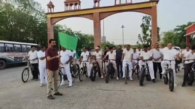 फतेहपुर पुलिस प्रशासन द्वारा संडे ऑन साईकिल कार्यक्रम का कोतवाली/सदर थाने के सामने से प्रारम्भ कर फतेहपुर कस्बे के मुख्य मार्गों से होकर कोतवाली/सदर थाने के सामने समापन किया गया इसमें तहसीलदार हितेश चौधरी ने हरी झंडी दिखाकर साइकिलों को रवाना किया
#rvrajsthan #follower