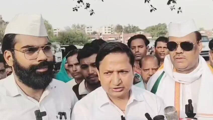 हक की लड़ाई, स्वास्थ्य की मांग!”
जब तक गुरुग्राम के सिविल अस्पताल की निर्माण हेतु हमारी मांगें पूरी नहीं होंगी, तब तक सरकार के खिलाफ हर रविवार हमारी भूख हड़ताल जारी रहेगी। अब चुप बैठने का वक्त चला गया - अनिल नानक ! 📢🏥
#GurugramCivilHospital #HealthForAll #ProtestForJustice #gurugramnews