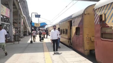 “लखीमपुर रेलवे स्टेशन पर यात्रियों का दर्द: भीषण गर्मी में ठंडा पानी दूर, पैसे देने पर भी नहीं मिल रहा पेयजल, व्यवस्थाओं पर उठे गंभीर सवाल”
#लखीमपुररेलवे #रेलवे_सिस्टम #यात्री_परेशानी #गर्मीकीमार #जनसुविधा #भारतकीहकीकत #viralpost #breakingnews #stationproblem #publicissue