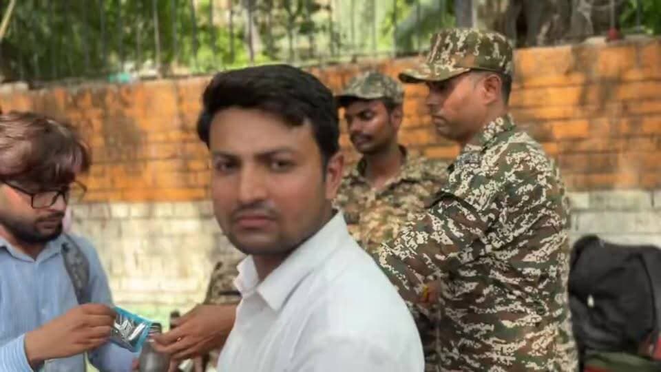 😂📱 CJP के जंतर-मंतर विरोध प्रदर्शन में एक शख्स का दर्द कैमरे में कैद हो गया!
वह कहता नजर आया कि प्रदर्शन में आने के बाद उसका iPhone और सोने की चेन चोरी हो गई। 😅
इसके बाद सोशल मीडिया पर लोगों ने जमकर चुटकी ली। कई यूज़र्स मज़ाक में कह रहे हैं कि भाई साहब प्रदर्शन में आए थे, लेकिन लौटते समय उनका सामान ही गायब हो गया। 😂
वीडियो तेजी से वायरल हो रहा है और इंटरनेट पर इसको लेकर तरह-तरह के मीम्स और प्रतिक्रियाएँ देखने को मिल रही हैं। 🤣
#CJP #JantarMantar #Protest #ViralVideo #FunnyPost #Meme #SocialMedia #Trending #Delhi #InternetHumor