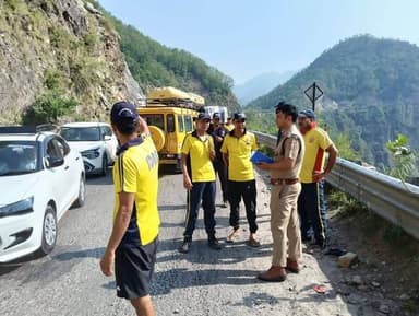 तोता घाटी में चारधाम यात्रा बस पलटी, 39 यात्री थे सवार, बड़ा हादसा टला...see more