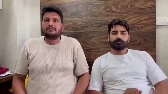 #खुला_पत्र
माननीय मुख्यमंत्री श्री Bhajanlal Sharma जी एवं माननीय कृषि मंत्री श्री Kirodi Lal Meena जी , पूर्व विधायक Gurdeep Singh Shahpini पूर्व जिला अध्यक्ष भाजपा Pradeep Beniwalजी, वर्तमान जिला अध्यक्ष भाजपा Pramod Delu जी से किसान हित में कड़ी कार्रवाई की मांग
संगरिया की आवाज़।
#किसान_पुत्र संदीप बिश्नोई वर्ष 2015 से कृषि विभाग में अपनी सेवाएं दे रहे हैं। पिछले लगभग डेढ़ वर्ष से वे माननीय कृषि मंत्री श्री किरोड़ी लाल मीणा जी के साथ नकली बीज, खाद एवं कृषि आदानों के खिलाफ चलाए जा रहे विभिन्न जांच अभियानों और डिकॉय ऑपरेशनों में सक्रिय भूमिका निभा रहे हैं।
सूत्रों के अनुसार हाल ही में एक जांच के सिलसिले में सीकर गए संदीप बिश्नोई के साथ कुछ कथित #नकली_बीज_खाद_कारोबारियों द्वारा मारपीट और अभद्र व्यवहार किया गया। यदि यह घटना सत्य है तो यह केवल एक सरकारी कर्मचारी पर हमला नहीं, बल्कि किसानों के अधिकारों, कृषि व्यवस्था और भ्रष्टाचार के विरुद्ध चल रही कार्रवाई को खुली चुनौती है।
जो लोग किसानों की मेहनत की कमाई लूटकर नकली बीज और खाद बेचते हैं, वे केवल आर्थिक अपराधी नहीं बल्कि किसान विरोधी तत्व हैं। ऐसे लोगों के हौसले इतने बुलंद हो जाएं कि वे जांच करने वाले अधिकारियों और कर्मचारियों पर ही हमला करने लगें, यह अत्यंत गंभीर और चिंताजनक विषय है।
माननीय मुख्यमंत्री जी एवं कृषि मंत्री जी से मांग है कि इस पूरे मामले की उच्चस्तरीय एवं निष्पक्ष जांच करवाई जाए तथा दोषियों के विरुद्ध कठोरतम कानूनी कार्रवाई की जाए। किसानों को नकली बीज और खाद बेचकर उन्हें कर्ज और बर्बादी की ओर धकेलने वाले माफियाओं की अवैध संपत्तियों की जांच कर उन्हें जब्त एवं नीलाम करने की प्रक्रिया शुरू की जाए। साथ ही सरकारी कर्मचारी के साथ मारपीट और कार्य में बाधा डालने वाले आरोपियों के खिलाफ गंभीर धाराओं में मुकदमा दर्ज कर तत्काल गिरफ्तारी सुनिश्चित की जाए।
राजस्थान का किसान यह जानना चाहता है कि आखिर किसानों को लूटने वाले माफियाओं और उन पर कार्रवाई करने वाले कर्मचारियों पर हमला करने वालों के खिलाफ सरकार कितनी सख्ती दिखाती है। किसान हितों पर हमला किसी भी कीमत पर बर्दाश्त नहीं किया जाना चाहिए।
Vijay Singh Beniwal
संगरिया की आवाज़
#BJP4Rajasthan
#BhajanlalSharma
#KirodiLalMeena
#GurdeepSinghShahpini
#Farmers
#StopFakeSeeds
#KisanHitSarvopari
#CMORajasthan
#BJPRajasthan
Bikaner Police Hanumangarh Police संगरिया पुलिस Ganganagar Police Rajasthan Police