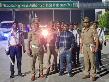 🔷अवगत कराना है कि दिनांक 06.06.2026 को बिरनो टोल प्लाजा पर श्रीमान अपर पुलिस महानिदेशक यातायात एवं सड़क सुरक्षा उत्तर प्रदेश के निर्देशन के क्रम में डॉ0 ईरज राजा पुलिस अधीक्षक गाजीपुर के पर्यवेक्षण में अपर पुलिस अधीक्षक नगर श्री राकेश कुमार मिश्र, क्षेत्र, एआरटीओ गाज़ीपुर, प्रभारी यातायात, थानाध्यक्ष बिरनो के नेतृत्व में कुल 8 टीमों का गठन कर सघन चेकिंग अभियान चलाया गया। इस अभियान के अंतर्गत मुख्यतः ड्रंकन ड्राइव, प्रेशर हॉर्न,मोडिफाइड साइलेंसर, एचएसआरपी नंबर प्लेट, के विरुद्ध अभियान चलाया गया। इस अभियान अंतर्गत कुल 185 वाहनों का चालान काटा गया। जिसमें 03 ऐसे वाहन पाये गए। जिनके चालक शराब के नशे की हालत में वाहन चलाते हुए पकड़े गए। जिसके विरुद्ध वैधानिक कार्यवाही की गई व 27 वाहनों का प्रेशर हॉर्न व 11चालान नम्बर प्लेट के अंतर्गत चालान काटा गया। जिसमें कुल 4,37,000 रुपए तक का जुर्माना लगाया गया। @uppolice @IgRangeVaranasi @adgzonevaranasi