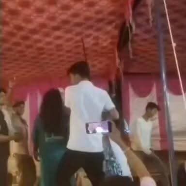 बार बालाओं के डांस कार्यक्रम में युवक ने की हवाई फायरिंग, वीडियो वायरल
महोबा के भगारी गांव का मामला, पुलिस जांच में जुटी
वायरल वीडियो ने उठाए कानून-व्यवस्था और हथियारों के दुरुपयोग पर सवाल
✒️ रिपोर्ट नागेंद्र पांडये
उत्तर प्रदेश के महोबा जिले में एक सांस्कृतिक कार्यक्रम के दौरान कथित हवाई फायरिंग का वीडियो सोशल मीडिया पर वायरल होने के बाद मामला चर्चा का विषय बन गया है। वायरल वीडियो में एक युवक मंच के पास डांस कर रही बार बालाओं के निकट जाकर रायफल से फायरिंग करता दिखाई दे रहा है। घटना के वीडियो ने स्थानीय स्तर पर सुरक्षा व्यवस्था और हथियारों के दुरुपयोग को लेकर कई सवाल खड़े कर दिए हैं। पुलिस ने वीडियो का संज्ञान लेते हुए मामले की जांच शुरू कर दी है।
डांस कार्यक्रम के दौरान हुई फायरिंग से मचा हड़कंप
जानकारी के अनुसार, महोबा जनपद के अजनर थाना क्षेत्र के भगारी गांव में आयोजित एक कार्यक्रम में बार बालाओं का डांस चल रहा था। इसी दौरान एक युवक ने कथित रूप से रायफल लेकर मंच के समीप पहुंचकर हवाई फायरिंग कर दी।
प्रत्यक्षदर्शियों के अनुसार, फायरिंग के बाद कार्यक्रम स्थल पर मौजूद लोगों में अफरा-तफरी का माहौल बन गया। हालांकि किसी के घायल होने की सूचना नहीं है, लेकिन घटना ने सुरक्षा व्यवस्थाओं पर गंभीर सवाल खड़े कर दिए हैं।
सोशल मीडिया पर तेजी से वायरल हुआ वीडियो
घटना का वीडियो सोशल मीडिया प्लेटफॉर्म पर तेजी से प्रसारित हो रहा है। वायरल फुटेज में युवक को बेखौफ अंदाज में हथियार लहराते और फायरिंग करते हुए देखा जा सकता है। वीडियो सामने आने के बाद स्थानीय लोगों ने इस तरह की घटनाओं पर सख्त कार्रवाई की मांग की है।
वायरल वीडियो के कारण मामला जिले भर में चर्चा का विषय बन गया है और लोग प्रशासन से दोषियों के खिलाफ कड़ी कार्रवाई की अपेक्षा कर रहे हैं।
पुलिस ने दी प्रारंभिक जानकारी
पुलिस द्वारा जारी जानकारी के अनुसार, जांच में यह तथ्य सामने आया है कि वायरल वीडियो लगभग दो माह पुराना बताया जा रहा है और गांव में आयोजित एक कार्यक्रम से संबंधित है। पुलिस ने स्पष्ट किया है कि मामले की विस्तृत जांच की जा रही है तथा जांच के निष्कर्षों के आधार पर आवश्यक विधिक कार्रवाई की जाएगी।
अधिकारियों का कहना है कि वीडियो की सत्यता, हथियार की वैधता और घटना में शामिल व्यक्तियों की पहचान की प्रक्रिया जारी है।
वायरल फैक्ट
सोशल मीडिया पर वायरल हो रहा वीडियो लोगों के बीच तेजी से चर्चा का विषय बना हुआ है। वीडियो में मंच के निकट कथित हवाई फायरिंग का दृश्य दिखाई देने के कारण कानून-व्यवस्था और सार्वजनिक आयोजनों में सुरक्षा प्रबंधों को लेकर बहस छिड़ गई है। हालांकि वायरल सामग्री की आधिकारिक पुष्टि और कानूनी निष्कर्ष जांच पूरी होने के बाद ही सामने आएंगे।
महोबा के भगारी गांव से सामने आया यह मामला सार्वजनिक आयोजनों में सुरक्षा व्यवस्था की आवश्यकता को रेखांकित करता है। पुलिस का कहना है कि सभी तथ्यों की निष्पक्ष जांच की जा रही है और यदि किसी प्रकार का अवैध हथियार प्रयोग अथवा कानून का उल्लंघन पाया जाता है तो संबंधित व्यक्तियों के खिलाफ नियमानुसार कार्रवाई की जाएगी। फिलहाल पूरे मामले पर प्रशासन की नजर बनी हुई है।
ND NEWS की अपील
🔹 किसी भी सार्वजनिक कार्यक्रम में हथियारों का प्रदर्शन और फायरिंग पूरी तरह से असुरक्षित एवं दंडनीय हो सकती है।
🔹 आयोजकों को कार्यक्रमों में सुरक्षा मानकों का विशेष ध्यान रखना चाहिए।
🔹 युवाओं को सोशल मीडिया पर लोकप्रियता के लिए कानून हाथ में लेने से बचना चाहिए।
🔹 प्रशासन ऐसे मामलों में त्वरित और निष्पक्ष कार्रवाई कर जनता का विश्वास मजबूत करे।
👇👇👇
#Mahoba #MahobaNews #AjnarPolice #UPPolice #ViralVideo #HawaiFiring #LawAndOrder #BhagariVillage #PublicSafety
👇👇👇
@PMOIndia
@HMOIndia
@mygovindia
@myogiadityanath
@UPGovt
@Uppolice
@dgpup
@mahobapolice
@DMMahoba
@adgzonekanpur
👇👇
🟥 ND NEWS | दैनिक निष्पक्ष धारा
मुख्य संपादक / संस्थापक: राजन सिंह हाड़ा
सह-संपादक: शालिनी सिंह भदौरिया
📍 कार्यालय-3: U158, हीरा स्वीट्स के पास, विकास मार्ग, लक्ष्मी नगर, पूर्वी दिल्ली, पिन कोड – 110092 (NCR)
📍 कार्यालय-2: विधानसभा रोड, बर्लिंगटन चौराहा, लखनऊ (226001) (UP)
📍 कार्यालय-1: 1/1 अटल बिहारी चौराहा, नियर बर्मा चौराहा, फतेहपुर (212601) (UP)
📅 दिनांक: 07 जून 2026
📆 दिन: रविवार
📧 Email: ndnewschannel@gmail.com
📞 मोबाइल: 9696119696
👇👇👇
नोट: यह समाचार उपलब्ध स्थानीय सूचनाओं, पुलिस के प्रारंभिक बयान एवं सोशल मीडिया पर प्रसारित वीडियो के आधार पर तैयार किया गया है। मामले की जांच जारी है, इसलिए अंतिम निष्कर्ष जांच पूरी होने के बाद ही स्पष्ट होंगे।