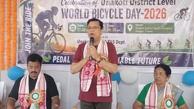 বিশ্ব সাইকেল দিবসে স্বাস্থ্য ও পরিবেশ সচেতনতার বার্তা
অনুষ্ঠানে ক্রীড়ামন্ত্রী টিংকু রায় বলেন, কেন্দ্রীয় ক্রীড়ামন্ত্রী মনসুখ মান্ডাভিয়ার উদ্যোগে চালু হওয়া “Sunday on Cycle” কর্মসূচির লক্ষ্য হলো প্রতি রবিবার মানুষকে সাইকেল ব্যবহারে উৎসাহিত করা। তিনি জানান, নিয়মিত সাইকেল চালানো স্বাস্থ্য রক্ষার পাশাপাশি পরিবেশ দূষণ কমাতে গুরুত্বপূর্ণ ভূমিকা পালন করে।পরে মন্ত্রী বৃক্ষরোপণ কর্মসূচিতে অংশ নেন এবং শতাধিক সাইকেল আরোহীকে সঙ্গে নিয়ে কৈলাসহর থেকে দুর্গাপুর পর্যন্ত একটি সাইকেল র্যালিতে অংশগ্রহণ করেন। কর্মসূচিটি এলাকাবাসীর মধ্যে ব্যাপক সাড়া ফেলে।