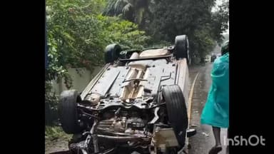 മീനച്ചിൽ: ഈരാറ്റുപേട്ട-പാലാ റോഡിൽ കോളേജ് പടിക്ക് സമീപം കടയും ഇലക്ട്രിക് പോസ്റ്റും തകർത്ത കാർ തലകീഴായി മറിഞ്ഞു