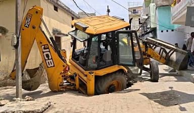 हमीरपुर : अतिक्रमण हटाने पहुंचा बुलडोजर नाले में फंसा
➡लेंटर टूटने से बुलडोजर का टायर गड्ढे में धंसा
➡बुलडोजर फंसा,हथौड़ों से हटाया जा रहा अतिक्रमण
➡नगर पालिका के दर्जनों कर्मी कार्रवाई में जुटे
➡दो थानों की पुलिस फोर्स मौके पर तैनात
➡ईओ और तहसीलदार की मौजूदगी में कार्रवाई
➡नोटिस के बावजूद नहीं हटाया था अतिक्रमण
➡सदर कोतवाली के BSNL ऑफिस के पीछे कार्रवाई
#Hamirpur #Encroachment #UPNews