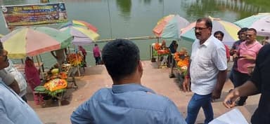 प्रेस विज्ञप्ति
समाहरणालय, मधेपुरा
जिला जनसंपर्क कार्यालय, मधेपुरा
दिनांक : 07 जून 2026
*सिंहेश्वर धाम के समग्र विकास एवं पर्यटन सुविधाओं के विस्तार को लेकर जिलाधिकारी ने किया स्थलीय निरीक्षण*
मधेपुरा/सिंहेश्वर : जिले के प्रमुख धार्मिक एवं पर्यटन स्थल देवाधिदेव महादेव मंदिर, सिंहेश्वर धाम के समग्र विकास, सौंदर्यीकरण एवं पर्यटन सुविधाओं के विस्तार हेतु प्रस्तावित एवं प्रगतिशील योजनाओं का जिला पदाधिकारी श्री अभिषेक रंजन द्वारा विस्तृत स्थलीय निरीक्षण एवं समीक्षा की गई। इस दौरान पर्यटन विभाग के अधिकारियों एवं तकनीकी कर्मियों ने विभिन्न योजनाओं के नक्शे एवं प्रस्तावों की जानकारी जिलाधिकारी को दी।
निरीक्षण के क्रम में जिलाधिकारी ने मंदिर परिसर, बाईपास मार्ग, पार्किंग क्षेत्र, शिवगंगा पोखर, प्रस्तावित धर्मशाला, मार्केट कॉम्प्लेक्स, फूड कोर्ट, मंडप निर्माण स्थल एवं अन्य विकास कार्यों का जायजा लिया। उन्होंने मंदिर के निकट स्थित अनुपयुक्त शौचालय को हटाने, गर्भगृह से निकलने वाले पवित्र नीर के सुचारु निकास हेतु पूर्व निर्मित चैंबर एवं पाइपलाइन की मरम्मत अथवा प्रतिस्थापन कराने तथा मंदिर परिसर एवं आसपास के क्षेत्रों में स्वच्छता बनाए रखने के निर्देश दिए।
जिलाधिकारी ने स्पष्ट किया कि पार्किंग क्षेत्र का विस्तार इस प्रकार नहीं किया जाए जिससे मेला क्षेत्र प्रभावित हो। पार्किंग परिसर में ही यात्रियों एवं वाहन चालकों की सुविधा हेतु शौचालय निर्माण कराने का निर्देश दिया गया। फूड कोर्ट, धर्मशाला एवं मार्केट कॉम्प्लेक्स के निर्माण कार्यों में तेजी लाने तथा आवश्यक भूमि की घेराबंदी, विद्युत पोलों के स्थानांतरण एवं अतिक्रमण हटाने की प्रक्रिया शीघ्र पूर्ण करने को कहा गया।
उन्होंने शिवगंगा पोखर के सौंदर्यीकरण कार्य के लिए विस्तृत प्रस्तुतीकरण तैयार करने तथा प्रस्तावित प्रवेश द्वार, गोलंबर, बैरिकेडिंग पर शेड एवं अन्य जनसुविधा संबंधी कार्यों को प्राथमिकता के आधार पर क्रियान्वित करने का निर्देश दिया। साथ ही न्यास की भूमि को अतिक्रमण से मुक्त कराने एवं उसकी सुरक्षा सुनिश्चित करने पर भी बल दिया।
जिलाधिकारी ने कहा कि सिंहेश्वर धाम को एक विकसित धार्मिक एवं पर्यटन केंद्र के रूप में स्थापित करने के लिए सभी विभाग समन्वित रूप से कार्य करें, ताकि श्रद्धालुओं एवं पर्यटकों को बेहतर सुविधाएं उपलब्ध कराई जा सकें।
निरीक्षण के दौरान संबंधित विभागों के पदाधिकारी, पर्यटन विभाग के प्रतिनिधि, मंदिर न्यास समिति के सदस्य एवं अन्य गणमान्य व्यक्ति उपस्थित रहे।
Information & Public Relations Department, Government of Bihar