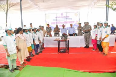 हिंसाचारातून विकासाच्या मार्गाकडे… आत्मसमर्पित बांधवांच्या पुनर्वसनासाठी शासन आणि गडचिरोली पोलीस दलाचे सातत्यपूर्ण प्रयत्न.
मुख्य सचिव महाराष्ट्र शासन मा. श्री. राजेश अग्रवाल आणि पोलीस महासंचालक महाराष्ट्र राज्य मा. श्री. सदानंद दाते यांनी नवजीवन वसाहत, नवेगाव येथे आत्मसमर्पित माओवादी सदस्यांशी संवाद साधत त्यांच्या पुनर्वसनासाठी शासनाच्या विविध योजनांचा लाभ पोहोचवला.
यावेळी पुनर्वसन निधी धनादेश, शिलाई मशीन, स्प्रे पंप, विविध शासकीय कार्डे, वाहन चालक परवाने तसेच उपजीविकेसाठी आवश्यक साहित्यांचे वितरण करण्यात आले.
मुख्य प्रवाहात सहभागी होत आत्मनिर्भर आणि सन्मानाचे जीवन जगण्यासाठी शासन व गडचिरोली पोलीस दल कटिबद्ध आहे.
#GadchiroliPolice #NaxalFreeGadchiroli #Rehabilitation #NewLife #MainstreamDevelopment
@cmomaharashtra_ @dgpmaharashtra @mramesh_ips