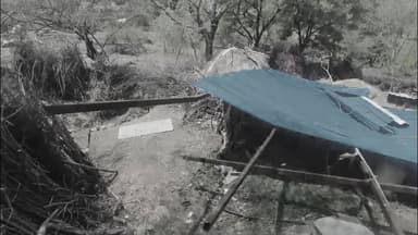 देलवाड़ा में 5 लाख का टीन शेड 1 महीने में उखड़ा! आंधी ने खोल दी निर्माण की पोल
.
देलवाड़ा ब्लॉक की ग्राम पंचायत नेगड़िया के गोरेला भील बस्ती में तेज आंधी-तूफान के दौरान एक बड़ा हादसा होते-होते टल गया। धर्मराज जी मंदिर परिसर स्थित धर्मशाला की छत पर विधायक निधि से लगाए गए टीन शेड तेज हवाओं का दबाव नहीं झेल सके और पूरा ढांचा उखड़कर पास के मकानों पर जा गिरा। गनीमत रही कि हादसे के समय घरों में मौजूद परिवार सुरक्षित बाहर निकल आए, जिससे जनहानि नहीं हुई। जानकारी के अनुसार, धर्मशाला की छत पर लगाए गए टीन शेड को केवल स्क्रू और पेंचों के सहारे लगाया गया था। तेज आंधी के चलते पूरा ढांचा खंभों सहित उखड़ गया और अमृतलाल गमेती के कच्चे मकान पर जा गिरा। उस समय अमृतलाल अपने परिवार और छोटे बच्चों के साथ घर में सो रहे थे। अचानक टीन शेड गिरने की आवाज सुनकर परिवार घबराकर बाहर भागा और बड़ी दुर्घटना टल गई।
.
#Rajsamandnews #Todaynews #Delwaranews #Jaivardhannews