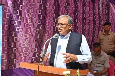 दुनिया के सबसे बड़े लोकतंत्र में हर वोट की अहमियत, मतदान प्रतिशत 90% से अधिक करने का लक्ष्य रखें : मुख्य निर्वाचन आयुक्त ज्ञानेश कुमार
चंबा, 7 जून 2026।
भारत के मुख्य निर्वाचन आयुक्त ज्ञानेश कुमार ने कहा है कि भारत दुनिया का सबसे बड़ा लोकतंत्र है, जहां मतदाताओं की संख्या 100 करोड़ से अधिक है। देशभर में लगभग 1 करोड़ 80 लाख लोग निर्वाचन प्रक्रिया से जुड़े हुए हैं, जबकि 12 लाख से अधिक बूथ लेवल अधिकारी (बीएलओ) चुनाव आयोग के जमीनी स्तर पर कार्य करने वाले महत्वपूर्ण प्रतिनिधि हैं। उन्होंने कहा कि लोकतंत्र की मजबूती में प्रत्येक मतदाता और प्रत्येक वोट की अहम भूमिका होती है।
मुख्य निर्वाचन आयुक्त जिला चंबा के प्रवास के दौरान खजियार स्थित राजकीय वरिष्ठ माध्यमिक विद्यालय में आयोजित कार्यक्रम को संबोधित कर रहे थे। इस अवसर पर उन्होंने बूथ लेवल अधिकारियों, बीएलओ पर्यवेक्षकों तथा विभिन्न आयु वर्ग के मतदाताओं से संवाद स्थापित किया और निर्वाचन प्रक्रिया को और अधिक प्रभावी बनाने के लिए सुझाव भी साझा किए।
उन्होंने कहा कि लोकतंत्र में युवाओं सहित सभी वर्गों की सक्रिय भागीदारी अत्यंत आवश्यक है। मतदान केवल अधिकार ही नहीं बल्कि राष्ट्र निर्माण की महत्वपूर्ण जिम्मेदारी भी है। उन्होंने चंबा जिले के मतदाताओं से आह्वान किया कि वे प्रत्येक चुनाव में बढ़-चढ़कर भाग लें तथा भविष्य में जिले का मतदान प्रतिशत 90 प्रतिशत से अधिक पहुंचाने का लक्ष्य निर्धारित करें।
कार्यक्रम के दौरान मुख्य निर्वाचन आयुक्त ने जिले के विभिन्न विधानसभा क्षेत्रों से आए बूथ लेवल अधिकारियों और मतदाताओं से सीधा संवाद किया। उन्होंने निर्वाचन संबंधी प्रक्रियाओं, मतदाता सूची, मतदान केंद्रों की स्थिति, मतदान प्रतिशत तथा मतदाताओं की संख्या जैसे विभिन्न विषयों पर विस्तृत चर्चा की।
ज्ञानेश कुमार ने युवा मतदाता पल्लवी शर्मा, सैफ अली और साहिल सहित महिला मतदाता सुरेंद्री देवी और सुमना देवी से भी बातचीत की। इस दौरान उन्होंने मतदान को लेकर उनके अनुभव, विचार तथा लोकतांत्रिक प्रक्रिया में भागीदारी के महत्व को जाना। उन्होंने युवाओं और महिलाओं की लोकतांत्रिक प्रक्रिया में बढ़ती भागीदारी की सराहना करते हुए इसे लोकतंत्र के लिए सकारात्मक संकेत बताया।
अपने दौरे के दौरान मुख्य निर्वाचन आयुक्त ने विश्व प्रसिद्ध पर्यटन स्थल खजियार का भ्रमण भी किया। उन्होंने ऐतिहासिक खज्जी नाग मंदिर तथा आसपास के क्षेत्रों का अवलोकन किया और क्षेत्र की प्राकृतिक एवं सांस्कृतिक विरासत की प्रशंसा की।
इससे पूर्व उपायुक्त एवं जिला निर्वाचन अधिकारी मुकेश रेपसवाल ने मुख्य निर्वाचन आयुक्त का पारंपरिक हिमाचली रीति-रिवाजों के साथ स्वागत किया। उन्हें शॉल, हिमाचली टोपी तथा स्मृति चिन्ह के रूप में प्रसिद्ध चंबा रूमाल भेंट कर सम्मानित किया गया। वहीं मुख्य निर्वाचन आयुक्त की धर्मपत्नी अनुराधा कुमार को भी शॉल और टोपी भेंट कर सम्मानित किया गया।
कार्यक्रम में हिमाचल प्रदेश के अतिरिक्त मुख्य निर्वाचन अधिकारी मुरारी लाल एवं नीरज चांदला, पुलिस अधीक्षक विजय सकलानी, अतिरिक्त उपायुक्त अमित मेहरा, एसडीएम प्रियांशु खाती, जिला विकास अधिकारी तविंद्र चिनौरिया, तहसीलदार (निर्वाचन) अनूप डोगरा सहित विभिन्न विभागों के वरिष्ठ अधिकारी एवं कर्मचारी उपस्थित रहे।
मुख्य निर्वाचन आयुक्त के इस दौरे को जिले में मतदाता जागरूकता और लोकतांत्रिक भागीदारी को बढ़ावा देने की दिशा में एक महत्वपूर्ण पहल माना जा रहा है। उनके संदेश ने विशेष रूप से युवाओं को लोकतांत्रिक प्रक्रिया में सक्रिय भागीदारी के लिए प्रेरित किया।
#ElectionCommissionOfIndia #ChiefElectionCommissioner #GyaneshKumar #ChambaNews #Khajjiar #Democracy #VotingAwareness #EveryVoteCounts #HimachalPradesh #ElectionAwareness #VoterParticipation #IndianDemocracy #Chamba #HimachalNews #YouthVoters