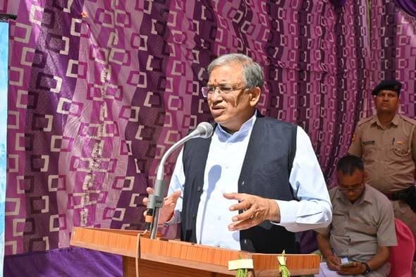 दुनिया के सबसे बड़े लोकतंत्र में हर वोट की अहमियत, मतदान प्रतिशत 90% से अधिक करने का लक्ष्य रखें : मुख्य निर्वाचन आयुक्त ज्ञानेश कुमार
चंबा, 7 जून 2026।
भारत के मुख्य निर्वाचन आयुक्त ज्ञानेश कुमार ने कहा है कि भारत दुनिया का सबसे बड़ा लोकतंत्र है, जहां मतदाताओं की संख्या 100 करोड़ से अधिक है। देशभर में लगभग 1 करोड़ 80 लाख लोग निर्वाचन प्रक्रिया से जुड़े हुए हैं, जबकि 12 लाख से अधिक बूथ लेवल अधिकारी (बीएलओ) चुनाव आयोग के जमीनी स्तर पर कार्य करने वाले महत्वपूर्ण प्रतिनिधि हैं। उन्होंने कहा कि लोकतंत्र की मजबूती में प्रत्येक मतदाता और प्रत्येक वोट की अहम भूमिका होती है।
मुख्य निर्वाचन आयुक्त जिला चंबा के प्रवास के दौरान खजियार स्थित राजकीय वरिष्ठ माध्यमिक विद्यालय में आयोजित कार्यक्रम को संबोधित कर रहे थे। इस अवसर पर उन्होंने बूथ लेवल अधिकारियों, बीएलओ पर्यवेक्षकों तथा विभिन्न आयु वर्ग के मतदाताओं से संवाद स्थापित किया और निर्वाचन प्रक्रिया को और अधिक प्रभावी बनाने के लिए सुझाव भी साझा किए।
उन्होंने कहा कि लोकतंत्र में युवाओं सहित सभी वर्गों की सक्रिय भागीदारी अत्यंत आवश्यक है। मतदान केवल अधिकार ही नहीं बल्कि राष्ट्र निर्माण की महत्वपूर्ण जिम्मेदारी भी है। उन्होंने चंबा जिले के मतदाताओं से आह्वान किया कि वे प्रत्येक चुनाव में बढ़-चढ़कर भाग लें तथा भविष्य में जिले का मतदान प्रतिशत 90 प्रतिशत से अधिक पहुंचाने का लक्ष्य निर्धारित करें।
कार्यक्रम के दौरान मुख्य निर्वाचन आयुक्त ने जिले के विभिन्न विधानसभा क्षेत्रों से आए बूथ लेवल अधिकारियों और मतदाताओं से सीधा संवाद किया। उन्होंने निर्वाचन संबंधी प्रक्रियाओं, मतदाता सूची, मतदान केंद्रों की स्थिति, मतदान प्रतिशत तथा मतदाताओं की संख्या जैसे विभिन्न विषयों पर विस्तृत चर्चा की।
ज्ञानेश कुमार ने युवा मतदाता पल्लवी शर्मा, सैफ अली और साहिल सहित महिला मतदाता सुरेंद्री देवी और सुमना देवी से भी बातचीत की। इस दौरान उन्होंने मतदान को लेकर उनके अनुभव, विचार तथा लोकतांत्रिक प्रक्रिया में भागीदारी के महत्व को जाना। उन्होंने युवाओं और महिलाओं की लोकतांत्रिक प्रक्रिया में बढ़ती भागीदारी की सराहना करते हुए इसे लोकतंत्र के लिए सकारात्मक संकेत बताया।
अपने दौरे के दौरान मुख्य निर्वाचन आयुक्त ने विश्व प्रसिद्ध पर्यटन स्थल खजियार का भ्रमण भी किया। उन्होंने ऐतिहासिक खज्जी नाग मंदिर तथा आसपास के क्षेत्रों का अवलोकन किया और क्षेत्र की प्राकृतिक एवं सांस्कृतिक विरासत की प्रशंसा की।
इससे पूर्व उपायुक्त एवं जिला निर्वाचन अधिकारी मुकेश रेपसवाल ने मुख्य निर्वाचन आयुक्त का पारंपरिक हिमाचली रीति-रिवाजों के साथ स्वागत किया। उन्हें शॉल, हिमाचली टोपी तथा स्मृति चिन्ह के रूप में प्रसिद्ध चंबा रूमाल भेंट कर सम्मानित किया गया। वहीं मुख्य निर्वाचन आयुक्त की धर्मपत्नी अनुराधा कुमार को भी शॉल और टोपी भेंट कर सम्मानित किया गया।
कार्यक्रम में हिमाचल प्रदेश के अतिरिक्त मुख्य निर्वाचन अधिकारी मुरारी लाल एवं नीरज चांदला, पुलिस अधीक्षक विजय सकलानी, अतिरिक्त उपायुक्त अमित मेहरा, एसडीएम प्रियांशु खाती, जिला विकास अधिकारी तविंद्र चिनौरिया, तहसीलदार (निर्वाचन) अनूप डोगरा सहित विभिन्न विभागों के वरिष्ठ अधिकारी एवं कर्मचारी उपस्थित रहे।
मुख्य निर्वाचन आयुक्त के इस दौरे को जिले में मतदाता जागरूकता और लोकतांत्रिक भागीदारी को बढ़ावा देने की दिशा में एक महत्वपूर्ण पहल माना जा रहा है। उनके संदेश ने विशेष रूप से युवाओं को लोकतांत्रिक प्रक्रिया में सक्रिय भागीदारी के लिए प्रेरित किया।
#ElectionCommissionOfIndia #ChiefElectionCommissioner #GyaneshKumar #ChambaNews #Khajjiar #Democracy #VotingAwareness #EveryVoteCounts #HimachalPradesh #ElectionAwareness #VoterParticipation #IndianDemocracy #Chamba #HimachalNews #YouthVoters
