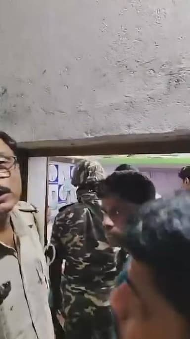 প্রাক্তন ধুলিয়ান পৌরসভার পৌর প্রশাসক মেহেবুব আলম কে আটক করে নিয়ে গেল সামসেরগঞ্জ থানার পুলিশ । Part 11
