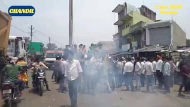 #seraikella | #chandil | #ichagarh : #तरुण महतो की वापसी से ईचागढ़ में राजनीतिक सरगर्मी, समर्थकों ने किया भव्य स्वागत...
#विष्णु पद महापात्र 📲 9471102055 (wa)
#सात माह बाद रिहा होकर लौटे तरुण महतो का ईचागढ़ में भव्य स्वागत हुआ। उन्होंने विस्थापितों, आदिवासियों और स्थानीय अधिकारों के लिए संघर्ष जारी रखने का संकल्प दोहराया।
#jharkhandnews
#kolhanupdate
#ichagarhnews
#chandilnews
#suryodaysamvaad