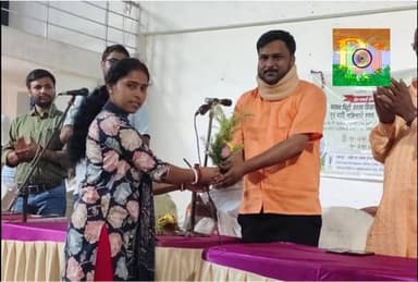 কেন্দ্রীয় সরকারের প্রকল্প জনজাতি উপপরিকল্পনা
“সুস্থ মাটি, শক্তিশালী কৃষক, সমৃদ্ধ ভারত—এই বার্তাকেই সামনে রেখে বিশ্ব খাদ্য সুরক্ষা দিবসে শালতোড়ায় অনুষ্ঠিতহল কৃষক সচেতনতামূলক কর্মসূচি”
আজ ৭ই জুন, বিশ্ব খাদ্য সুরক্ষা দিবস উপলক্ষে শালতোড়া ব্লক অডিটোরিয়াম হলে এক বিশেষ সচেতনতামূলক অনুষ্ঠানের আয়োজন করা হয়। ভারত সরকারের “ক্ষেত বাঁচাও অভিযান” এবং “সুস্থ মাটি, শক্তিশালী কৃষক, সমৃদ্ধ ভারত” গড়ার লক্ষ্যকে সামনে রেখে এই কর্মসূচিতে অংশ নেন শালতোড়া ব্লকের বিভিন্ন এলাকার কৃষকরা।
অনুষ্ঠানে খাদ্য সুরক্ষা, টেকসই কৃষি ব্যবস্থা, মাটির স্বাস্থ্য রক্ষা এবং আধুনিক কৃষি প্রযুক্তির ব্যবহার নিয়ে বিস্তারিত আলোচনা করা হয়। কৃষকদের উৎপাদন বৃদ্ধি ও নিরাপদ খাদ্য উৎপাদনের বিভিন্ন দিক সম্পর্কে সচেতন করা হয়।
এদিনের অনুষ্ঠানে বিশেষ অতিথি হিসেবে উপস্থিত ছিলেন কেন্দ্রীয় ধান গবেষণা প্রতিষ্ঠানের বিভিন্ন আধিকারিক ও কৃষি বিশেষজ্ঞরা। বিশেষ ভাবে উপস্থিত ছিলেন শালতোড়া ব্লকের সমাজকর্মী রাহুল গাঙ্গুলি সহ অন্যান্য সমাজকর্মীরা । এদিন তাঁরা ধান চাষে আধুনিক প্রযুক্তির প্রয়োগ, রোগ-পোকা দমন, জল সংরক্ষণ এবং মাটির উর্বরতা বজায় রাখার বিষয়ে গুরুত্বপূর্ণ পরামর্শ দেন।
বক্তারা জানান, খাদ্য সুরক্ষা নিশ্চিত করতে হলে কৃষকদের আরও বিজ্ঞানভিত্তিক ও পরিবেশবান্ধব কৃষি পদ্ধতি গ্রহণ করতে হবে। পাশাপাশি মাটির স্বাস্থ্য রক্ষা ও প্রাকৃতিক সম্পদের সঠিক ব্যবহারের ওপরও জোর দেওয়া হয়।
অনুষ্ঠানে উপস্থিত কৃষকরা বিশেষজ্ঞদের বক্তব্য মনোযোগ সহকারে শোনেন এবং বিভিন্ন কৃষি বিষয়ক সমস্যার সমাধান ও পরামর্শ লাভ করেন। কৃষি ক্ষেত্রে নতুন প্রযুক্তি ও উন্নত চাষাবাদ পদ্ধতি সম্পর্কে জানার সুযোগ পেয়ে তাঁরা সন্তোষ প্রকাশ করেন।
বিশ্ব খাদ্য সুরক্ষা দিবসের এই কর্মসূচির মাধ্যমে কৃষকদের মধ্যে নিরাপদ খাদ্য উৎপাদন, মাটির স্বাস্থ্য সংরক্ষণ এবং কৃষির সার্বিক উন্নয়ন সম্পর্কে সচেতনতা আরও বৃদ্ধি পাবে বলে আশা প্রকাশ করেছেন আয়োজকরা।
“সুস্থ মাটি, শক্তিশালী কৃষক, সমৃদ্ধ ভারত—এই বার্তাকেই সামনে রেখে বিশ্ব খাদ্য সুরক্ষা দিবসে শালতোড়ায় অনুষ্ঠিত হল কৃষক সচেতনতামূলক কর্মসূচি।”