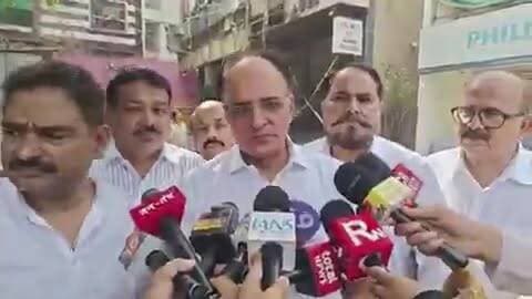 गद्दे लगाकर बचाई थीं जानें, आज मिला सम्मान
दिल्ली के मालवीय नगर में होटल में लगी भीषण आग के दौरान जब लोग जान बचाने के लिए ऊपर से कूद रहे थे, तब सड़क किनारे दुकान चलाने वाले रियाजुद्दीन मंसूरी ने अपनी दुकान के गद्दे बाहर बिछा दिए, ताकि गिरने वालों को कम से कम चोट लगे। उनकी सूझबूझ और इंसानियत ने दर्जनों लोगों की जान बचाने में मदद की।
आज उन्हें इस साहस और मानवता के लिए सम्मानित किया गया और ₹1 लाख की सम्मान राशि भी दी गई। वकील वीरेंद्र कसाना ने उन्हें सम्मानित किया।
ऐसे समय में, जब समाज में अक्सर हिंदू-मुस्लिम के नाम पर नफरत की बातें सुनने को मिलती हैं, रियाजुद्दीन मंसूरी ने दिखा दिया कि इंसानियत किसी धर्म, जाति या पहचान से बड़ी होती है। संकट की घड़ी में उन्होंने सिर्फ इंसान देखा और इंसानियत का फर्ज निभाया।
#good_work #trending #fire #delhi
